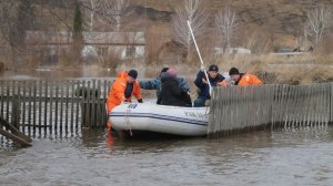 Спасатели вывозят на лодках людей с затопленных территорий в Алтайском крае