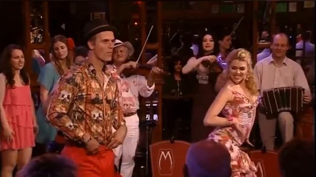 «La camisa negra» (с исп. — «Черная рубашка») — это знаменитая песня колумбийского певца Хуанеса