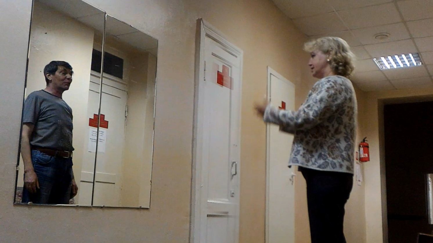 Сергей в отражении Таня перед зеркалом уходит