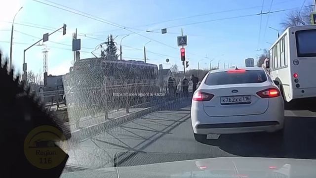 Мужчина ударился головой о трамвай, перебегая пути в Казани