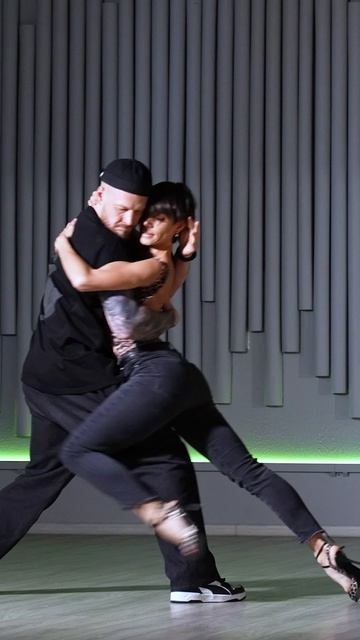 Street Tango. Павел Собирай и Сабрина Амучастеги.