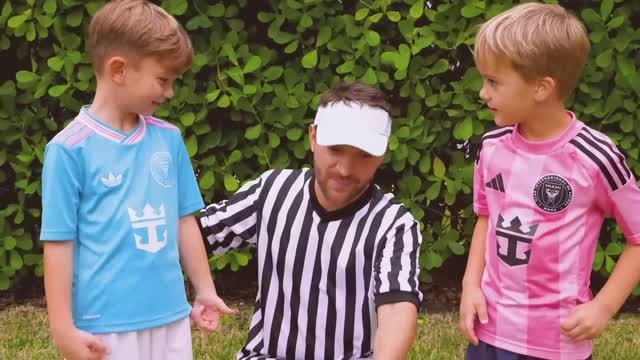 Днти собирают футбольные карточки