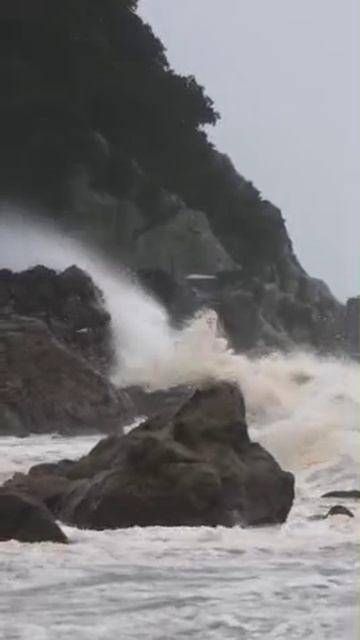 Тропический циклон Вайану  оказывает серьезное воздействие на регион Боп. Это гора Маунгануи