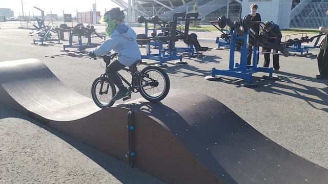 В скейтпарке на велике