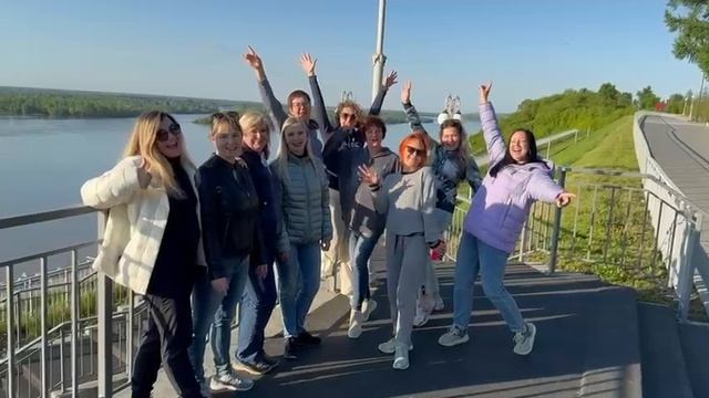 Довольные туристы приветствуют Алтай!