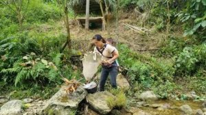 Мать-одиночка, живущая самостоятельно, использует инстинкт самосохранения для приготовления пищи