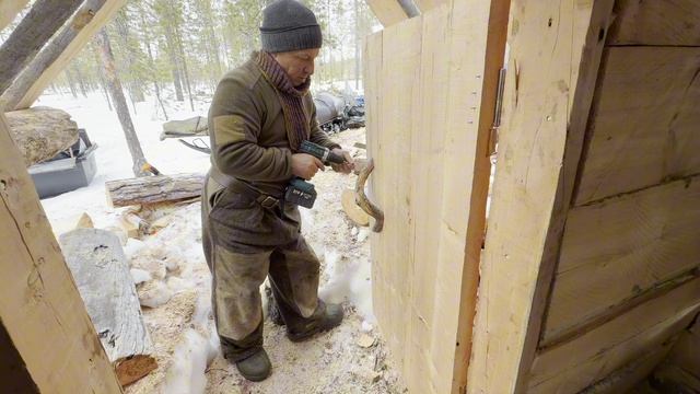ДОСТРАЕВАЕМ ИЗБУ ТУНДРОВАЯ ЗИМОВЬЕ ИЗ БРЕВЕН ПОЛОВИНОК ТРИ ПОКОЛЕНИЯ ДЕД СЫН ВНУК ВЫПУСК 331