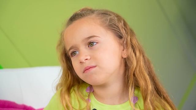 Настя делает фургончик с мороженым своими руками