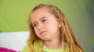 Настя делает фургончик с мороженым своими руками