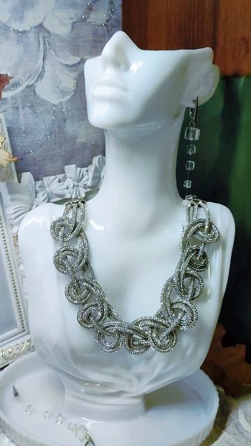 Колье
Шнур со стразами
#авторскиеукрашения #ручнаяработа