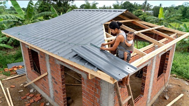 Женщина воплощает свою мечту стоя дом для своего ребенка. Жизнь во Вьетнаме