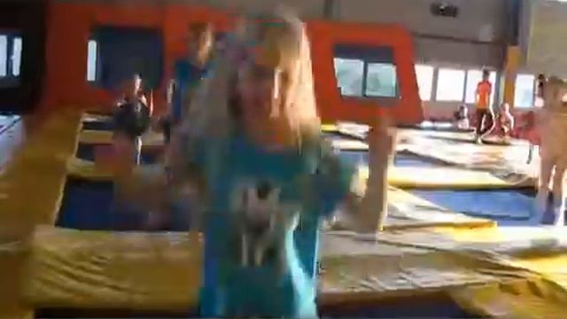 День рождения.Прыжки на батуте с друзьями