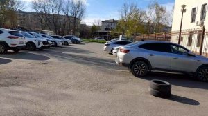 Девушка язык высунула, а Шапокляк счастливая от мужского внимания.     16.04.2026