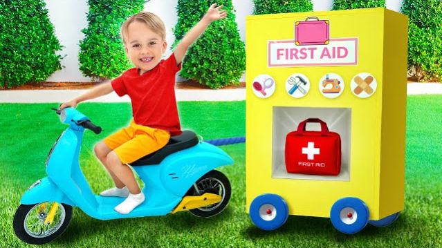 Ребёнок играет в доктора и помогает друзьям!