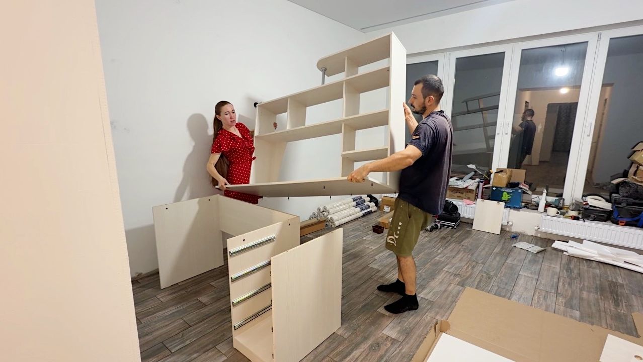 Вручаем подарки. Продолжаем обставлять комнаты. Делаем ремонт своими руками. Строим дом в деревне.