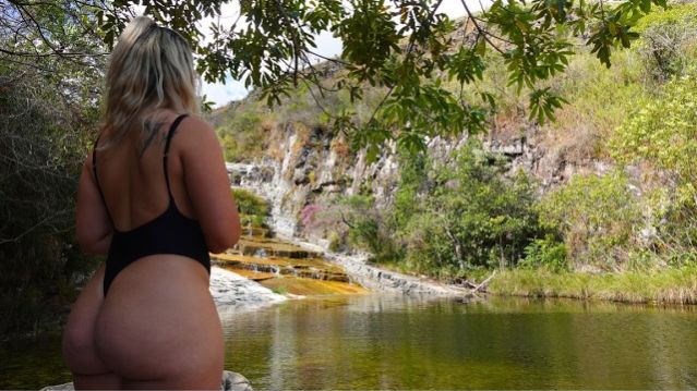 Бразильская девушка отдыхает на природе. Купается. Красивая фигура. Девушка загорает.