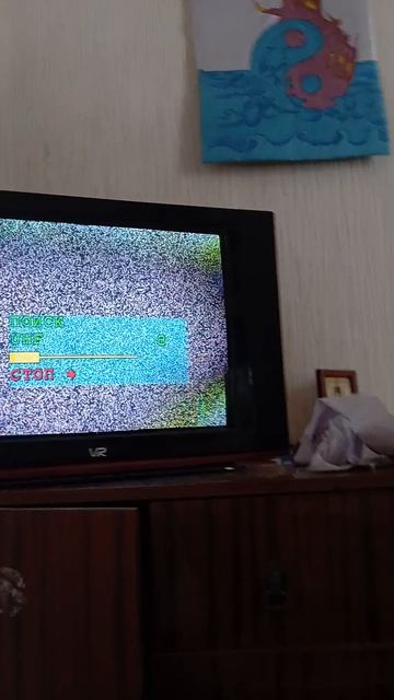 Старый телевизор с намагнниченого кинескопа маргнул