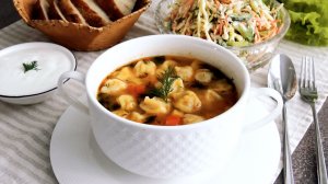 Суп с мини пельменями и свежий салат из овощей. Вкусный обед из простых продуктов