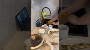 Финал...Я купил дочке дом, а уже к вечеру её муж привёл
туда всю свою родню.