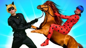ЛЕДИ БАГ И СУПЕР КОТ УЧАСТВУЮТ В СКАЧКАХ! 🐎🏆 Кетбой стал ЗЛЫМ — акума вселилась в героя! 😱⚡