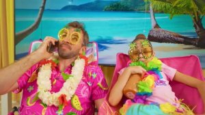 Настя принимает душ с конфет