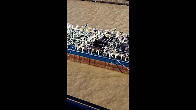 заправщик уходит