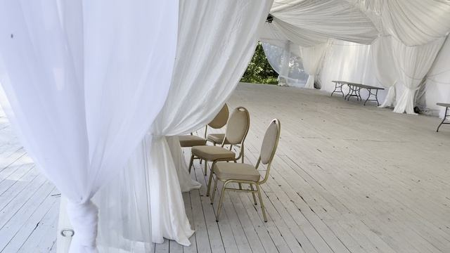 Площадка с шатром для мероприятий  на берегу Клязьминского водохранилища