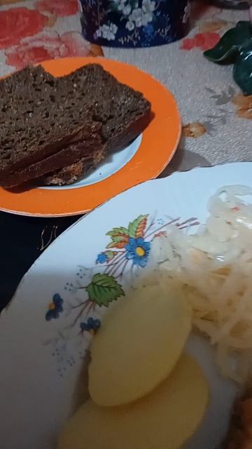 Рыбу пожарили ужин приготовлен. Жареная рыба с картофелем и с квашеной капустой своего приготовлени