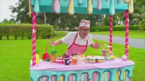 Настя делает фургончик с мороженым своими руками