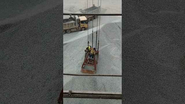 Работа на портальном кране 22 Вооружение крана грейфером