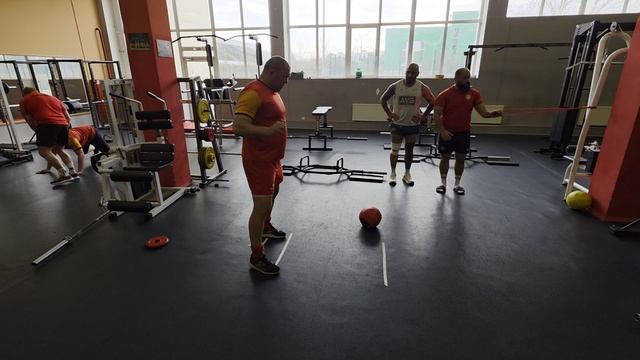 Подводящее упражнение к схваткам.Имитация входа в схватку.