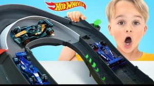 Дети играют с новым гоночным набором Hot Wheels Formula 1