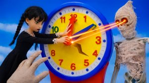 Весь город замер! Сможет ли кукла Венсдей разгадать тайну и вернуть время назад?