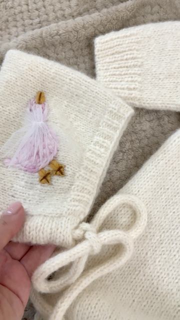 Вязаный комплект для новорождённой девочки ручная работа  комбинезон чепчик пинетки с вышивкой