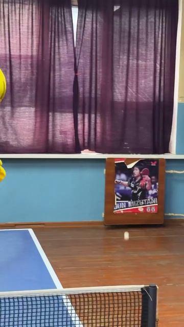 Кузьмич играет в теннис.