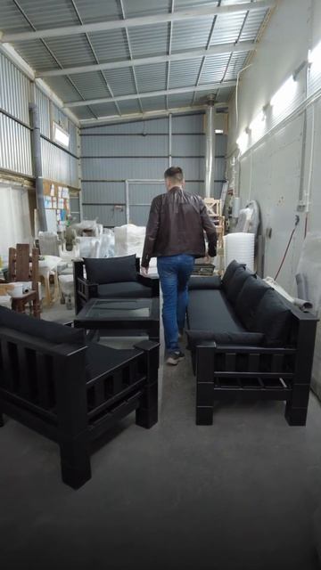 Диван из массива дерева с мягкими подушками, два кресла и журнальный столик со стеклом