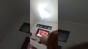 делают трюки на самокате.