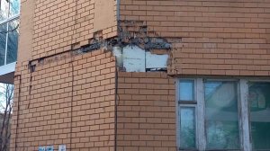 На стене дома по улице Шишкова образовалась огромная трещина