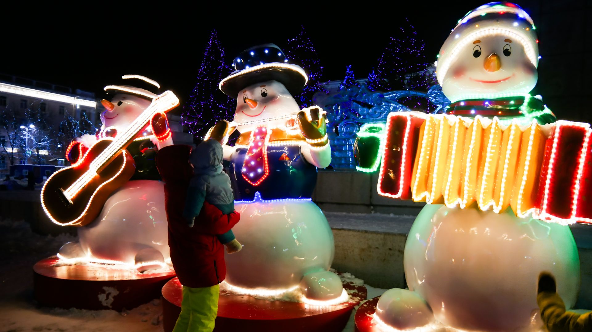 Снеговики с музыкальными инструментами из стеклопластика со светодиодной подстветкой