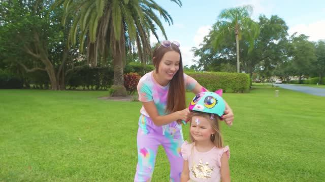 Настя с друзьями придумывают веселые игры