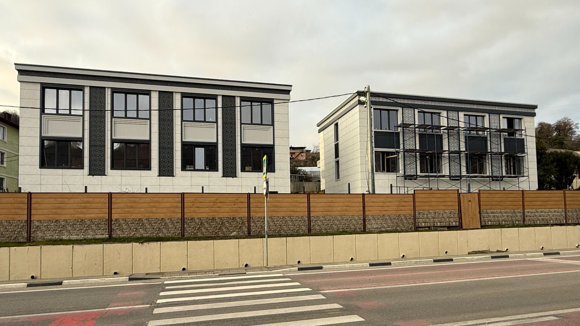 Два дома 300 м² на участке 11 соток в Адлере: срочно за 70 млн руб.!