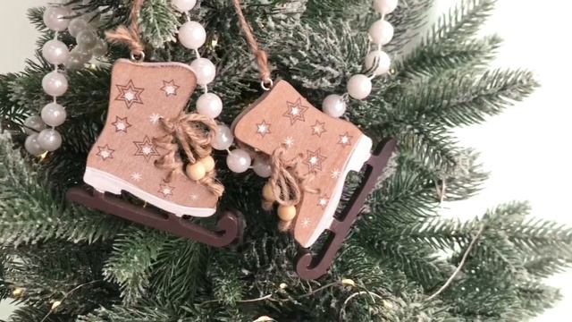 Деревянная ёлочная игрушка ЗВЁЗДНЫЕ КОНЬКИ 11х10 см 55-7592