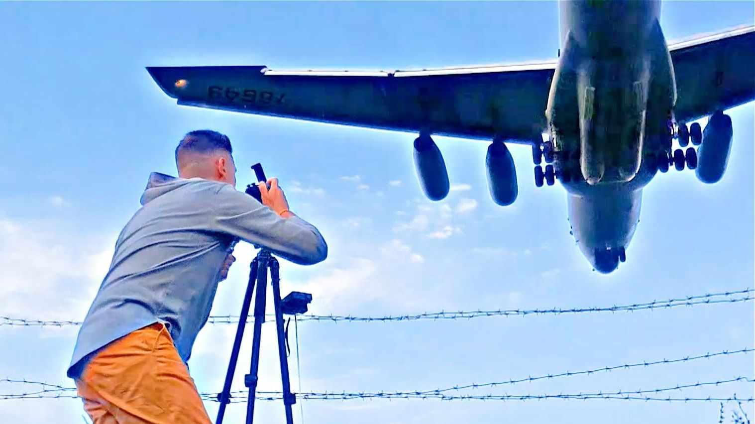 Ил 76 - промахнулся мимо полосы - ушел на второй круг