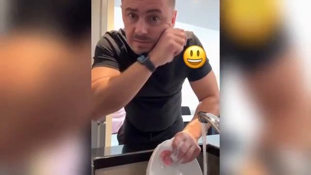 Мужчина который сам моет посуду