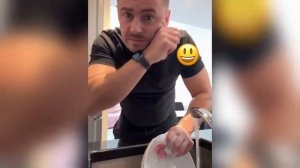 Мужчина который сам моет посуду