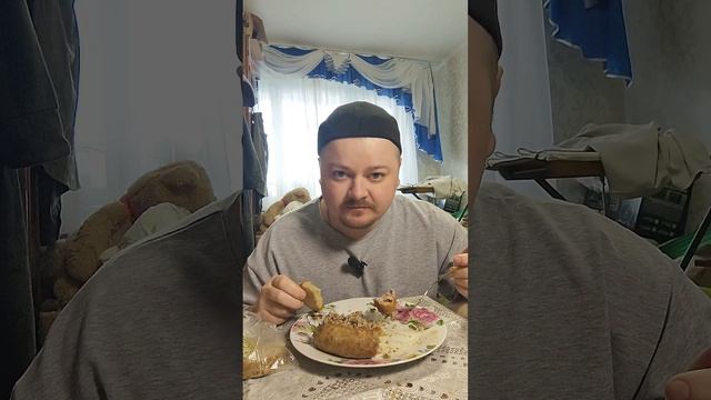 Мукбанг: гречка с говяжьей тушёнкой  простая еда и разговоры