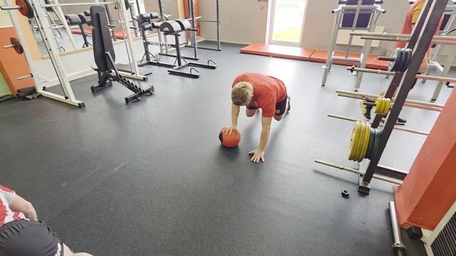 Подводящее упражнение к схваткам.Перемещение в положении медведя. Стабилизация лопатки опорной руки.