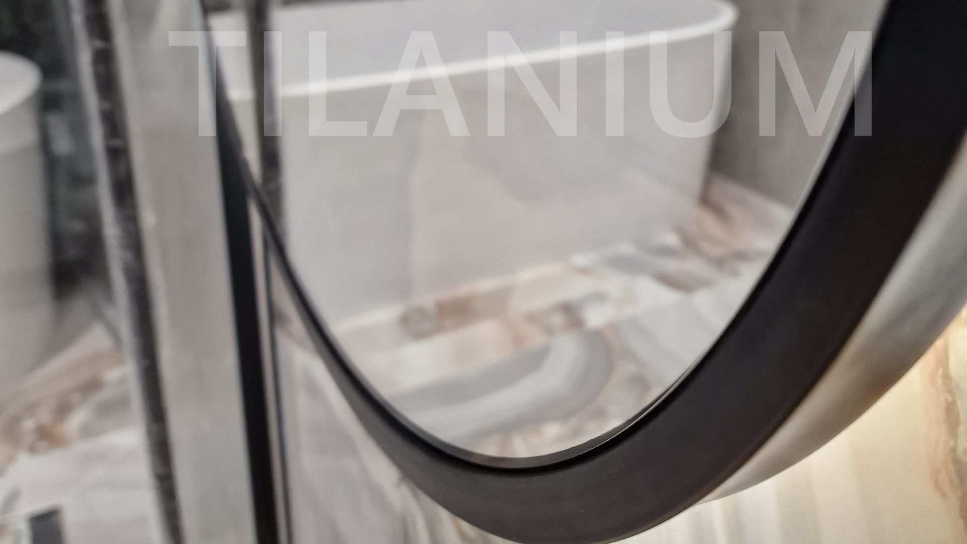 Зеркало в черной широкой металлической раме