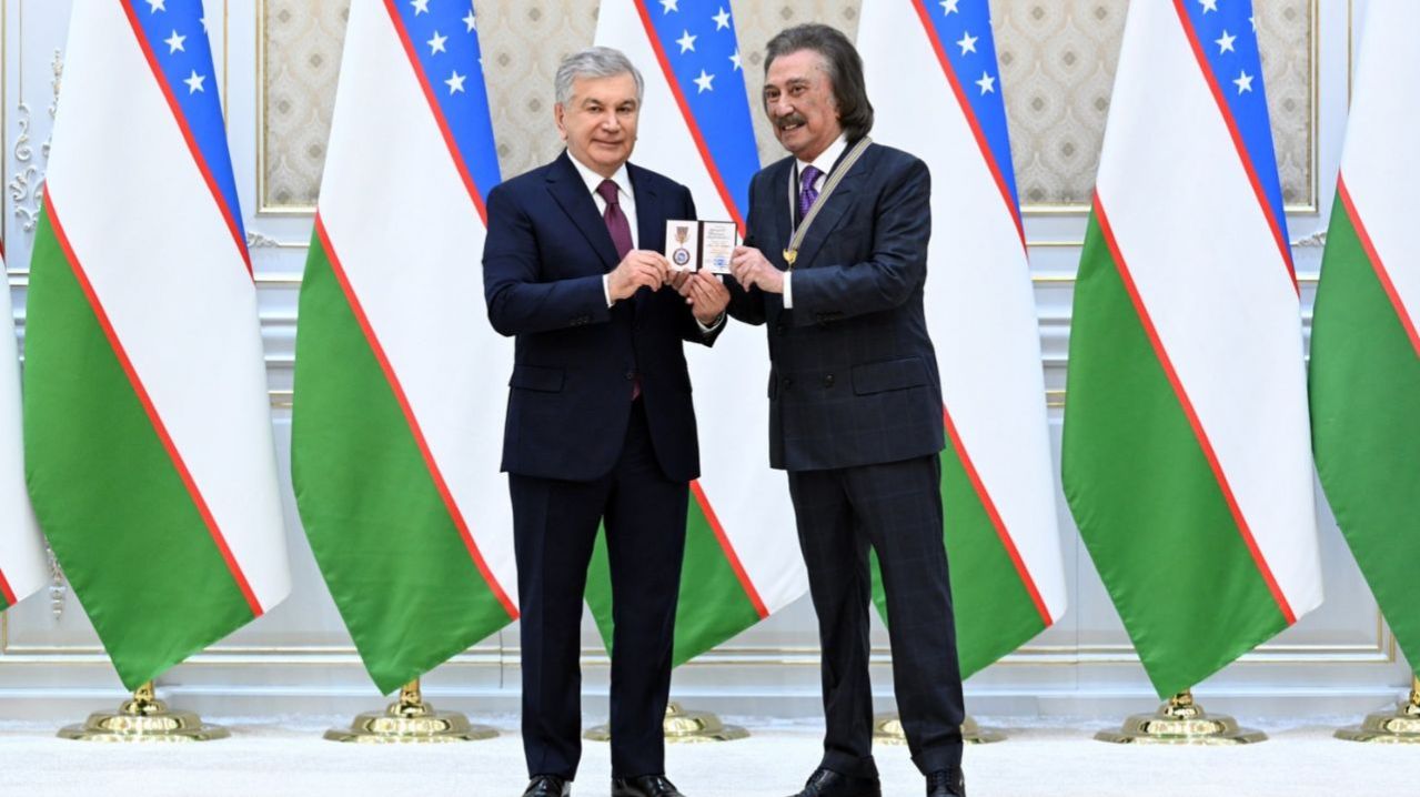 Шавкат Мирзиеев поздравил народного артиста Узбекистана Фарруха Закирова с 80-летием