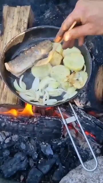 Этот человек даже в дикой природе не потеряется! Он подошел с деловым настроем!😉